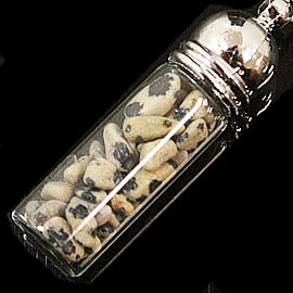 ダルメシアンジャスパー(Dalmatian Jasper)/天然石チップ(さざれ/小石)の入ったお守りにぴったりの瓶キーホルダー☆ラッキーチップ