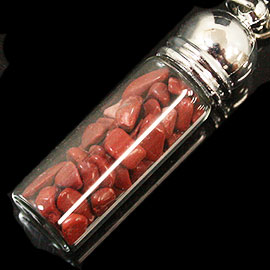 レッドジャスパー(Red Jasper)/天然石チップ(さざれ/小石)の入ったお守りにぴったりの瓶キーホルダー☆ラッキーチップ