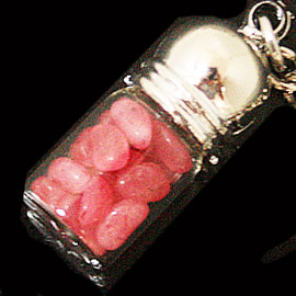 レッドクォーツ(Dyed Red Quartzite)/天然石チップ(さざれ/小石)の入ったお守りにぴったりの瓶キーホルダー☆ラッキーチップ