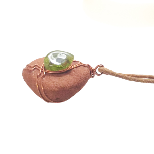 セドナストーン(sedona stone)/ペリドット(peridot) ペンダント 勾玉