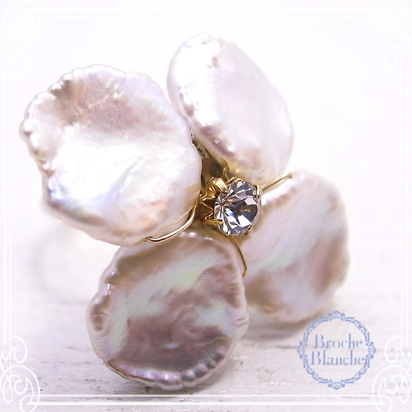 Broche Blanche [ ubV uV ]