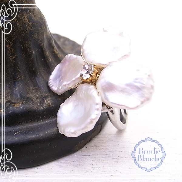 Broche Blanche [ ubV uV ]
