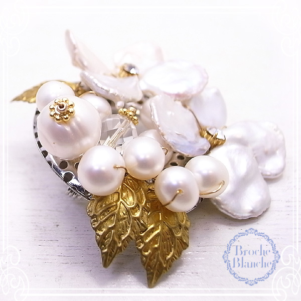 Broche Blanche [ ubV uV ]