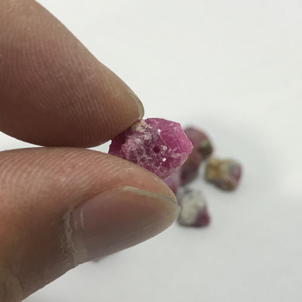 ルビー(Ruby)/ラフロック片穴パーツ