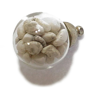 ホワイトハウライト(White Howlite)/天然石チップ(さざれ/小石)の入ったチャームにぴったりの丸型瓶パーツ☆ラッキーチップ