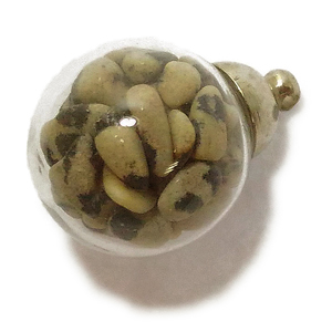 ダルメシアンジャスパー(Dalmatian Jasper)/天然石チップ(さざれ/小石)の入ったチャームにぴったりの丸型瓶パーツ☆ラッキーチップ