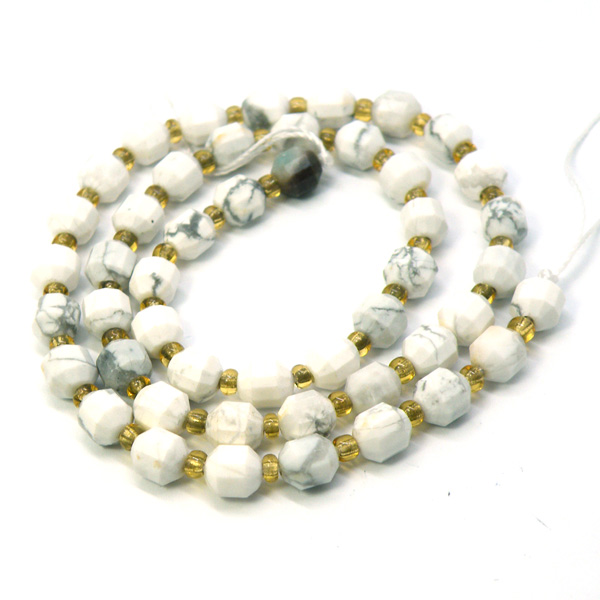 ハウライト/マグネサイト(Howlite/Magnesite)ビーズパーツ