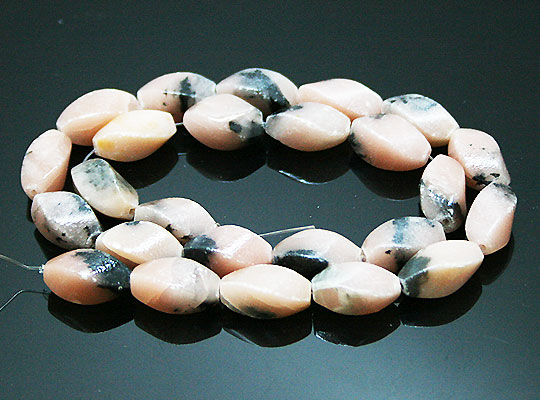 ロードナイト(Rhodonite)ツイストビーズ