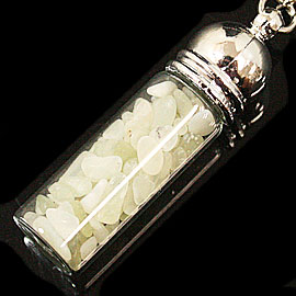 ニュージェイド(New Jade)/天然石チップ(さざれ/小石)の入ったお守りにぴったりの瓶キーホルダー☆ラッキーチップ