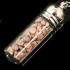 ロードナイト(Rhodonite)/天然石チップ(さざれ/小石)の入ったお守りにぴったりの瓶キーホルダー☆ラッキーチップ
