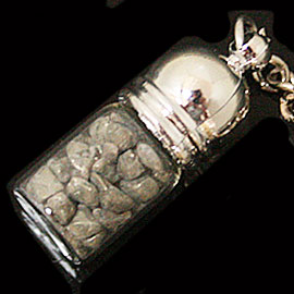 パイライト(Pyrite)/天然石チップ(さざれ/小石)の入ったお守りにぴったりの瓶キーホルダー☆ラッキーチップ