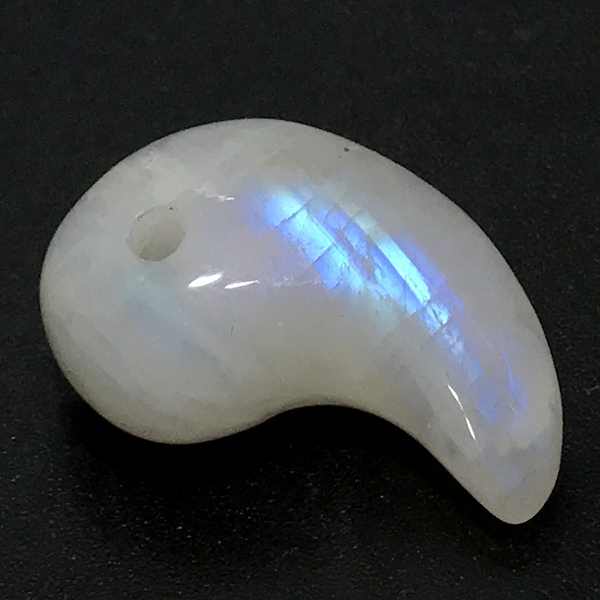 ホワイトラブラドライト(White labradorite) 勾玉原石