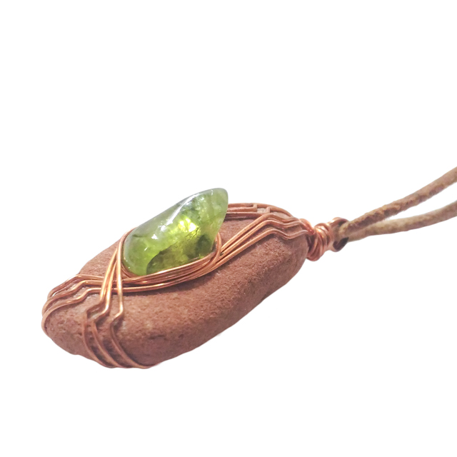 セドナストーン(sedona stone)/ペリドット(peridot) ペンダント 勾玉