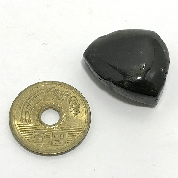 グリーントルマリン(Green Tourmaline)タンブル型原石