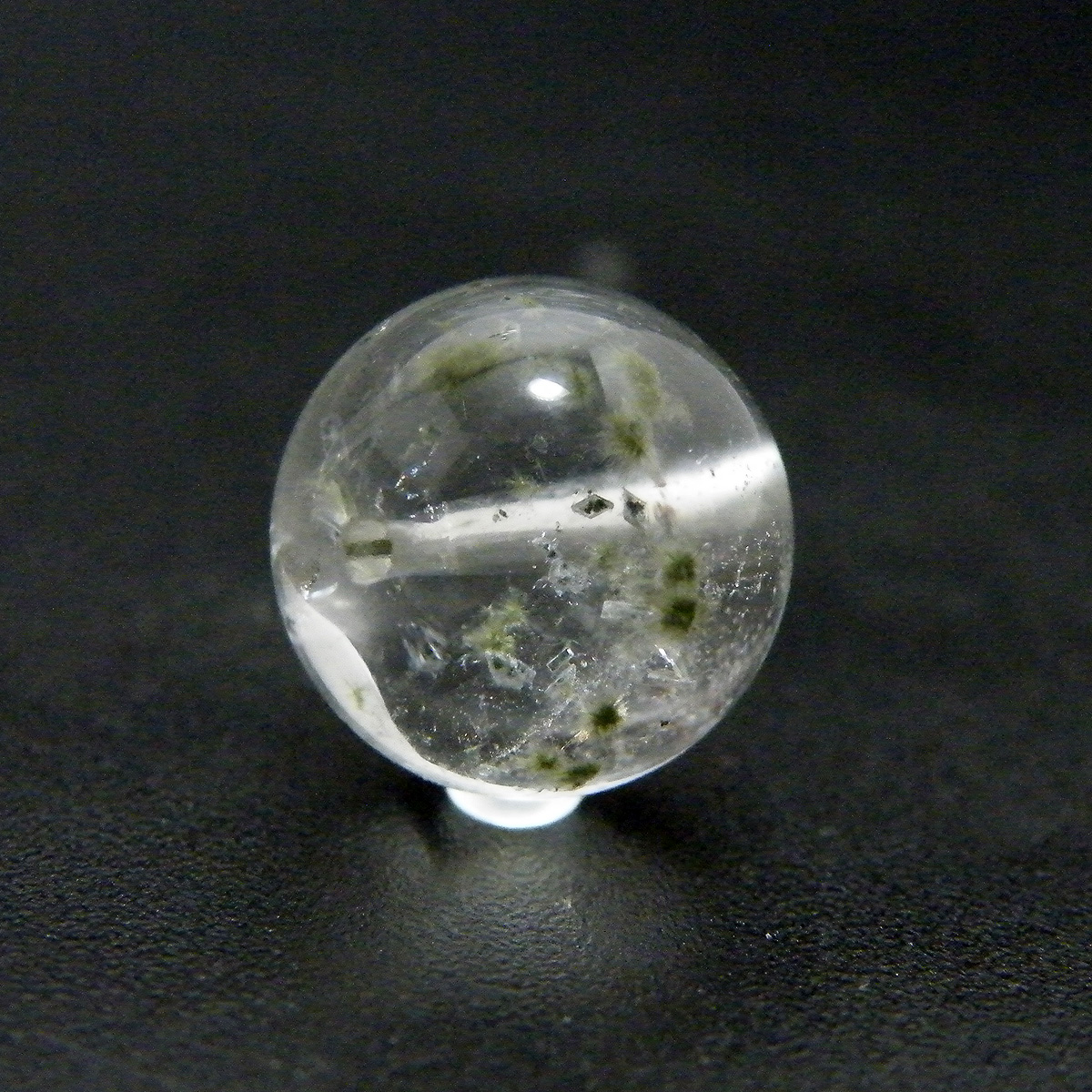 星入り水晶(Hollandite in quartz)