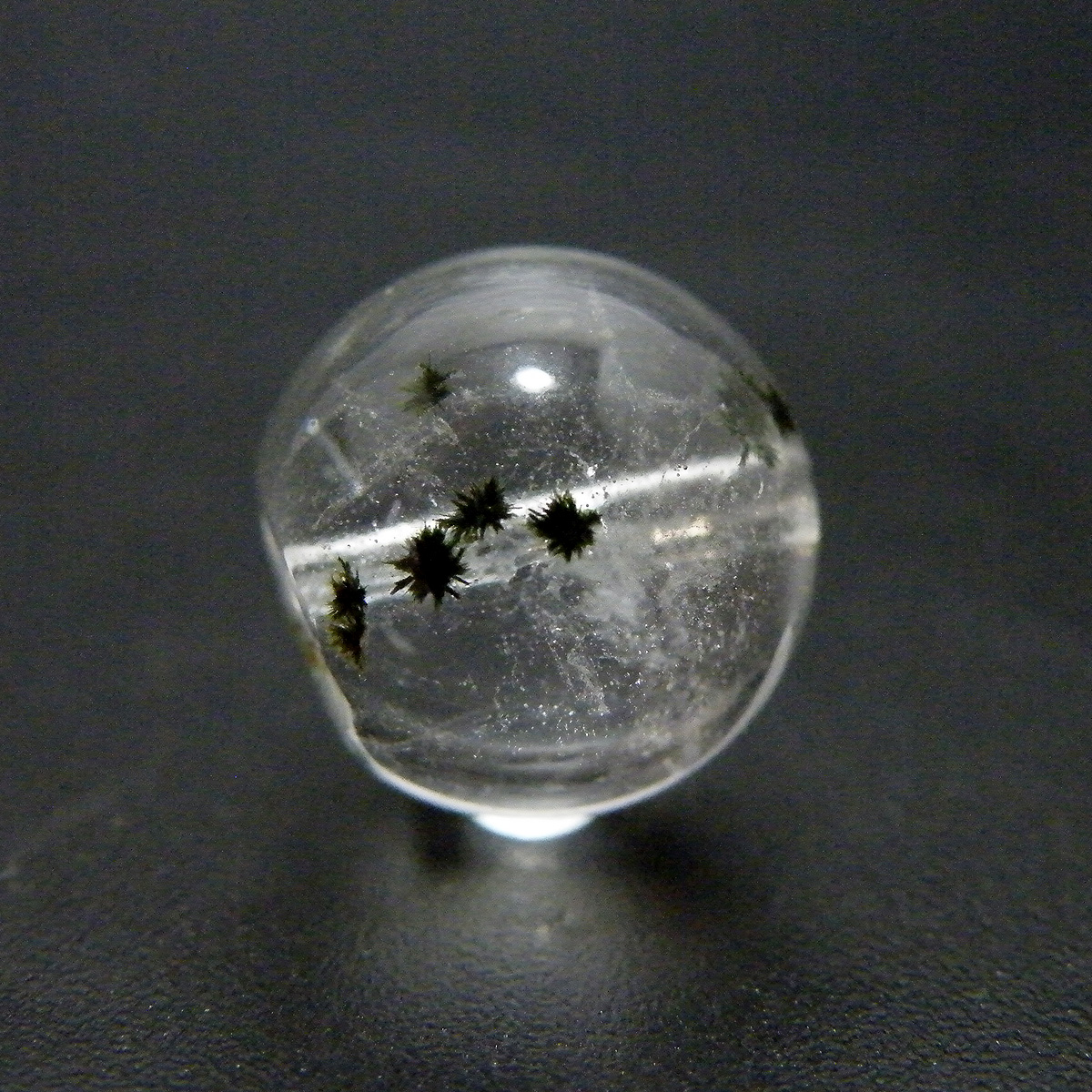 星入り水晶(Hollandite in quartz)