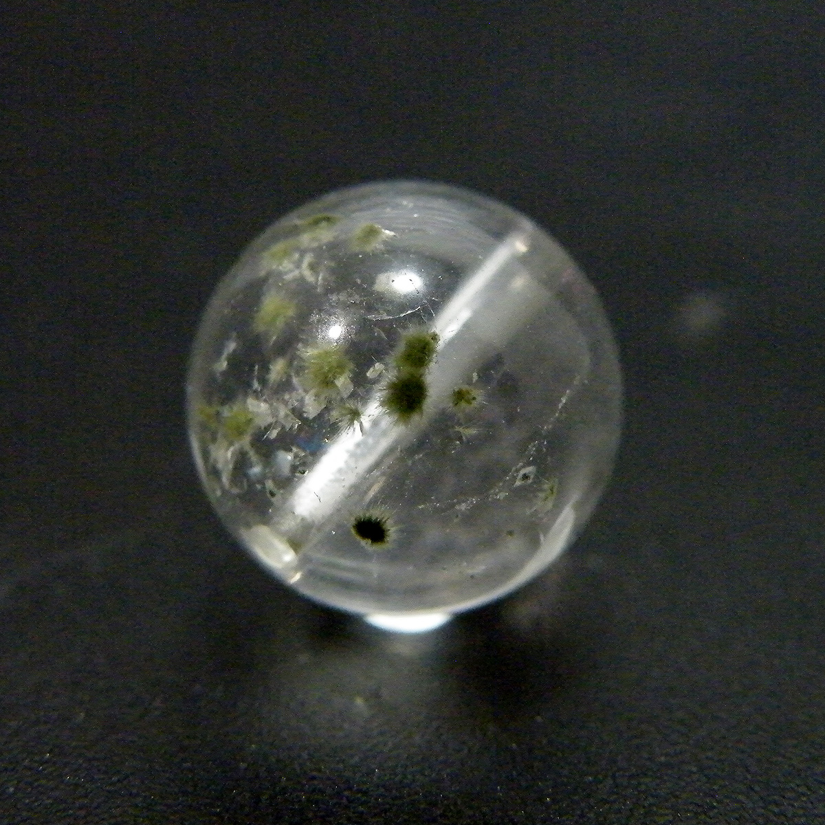 星入り水晶(Hollandite in quartz)