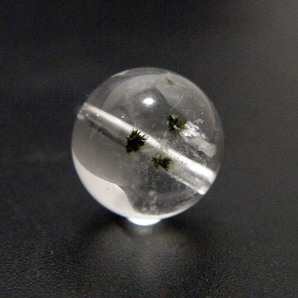 星入り水晶(Hollandite in quartz)
