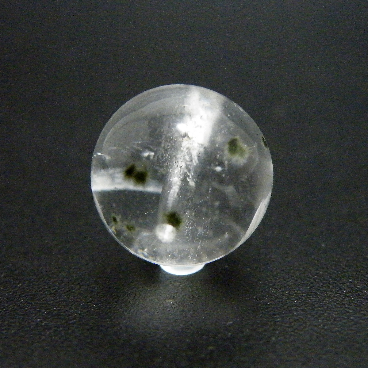   萅(Hollandite in quartz)