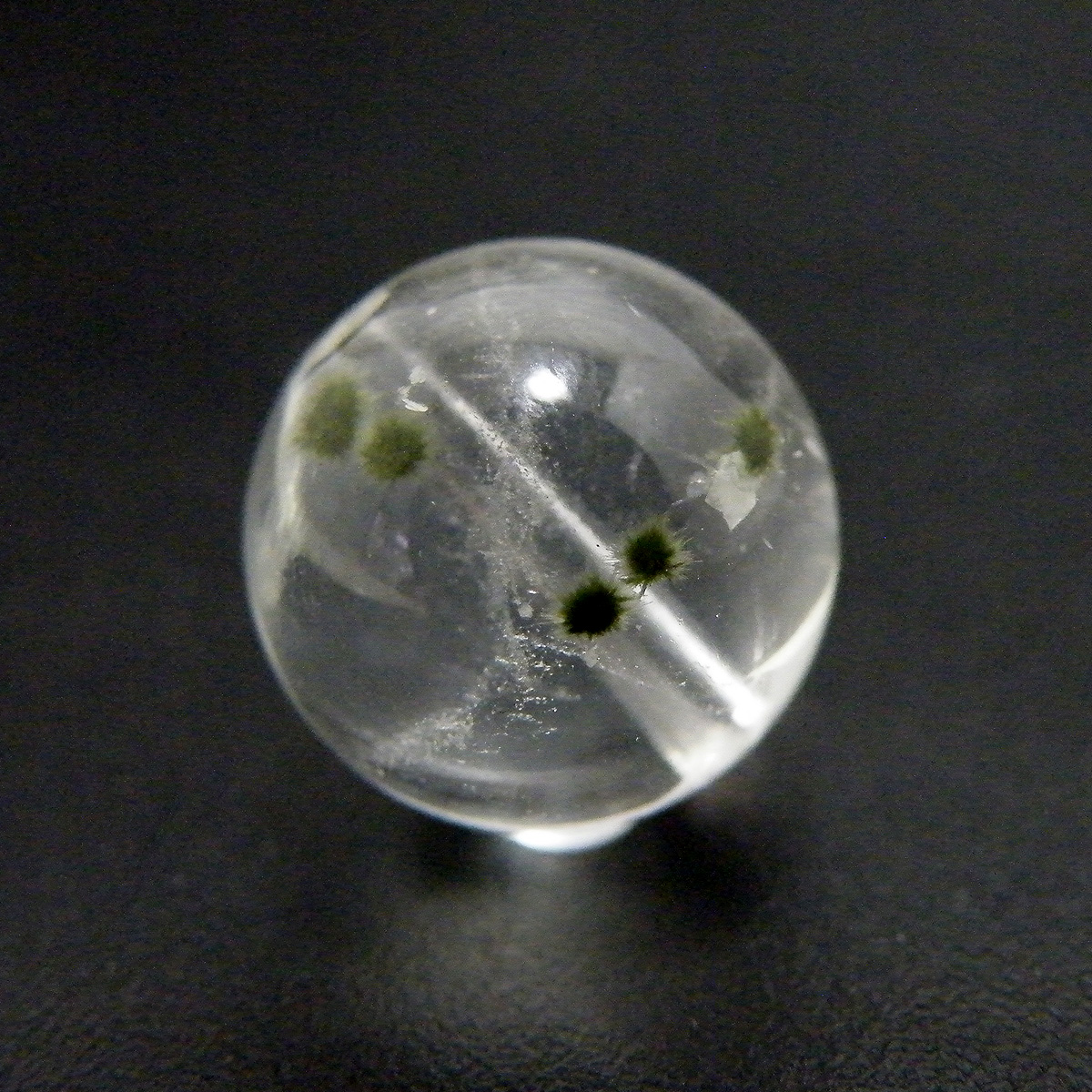 星入り水晶(Hollandite in quartz)