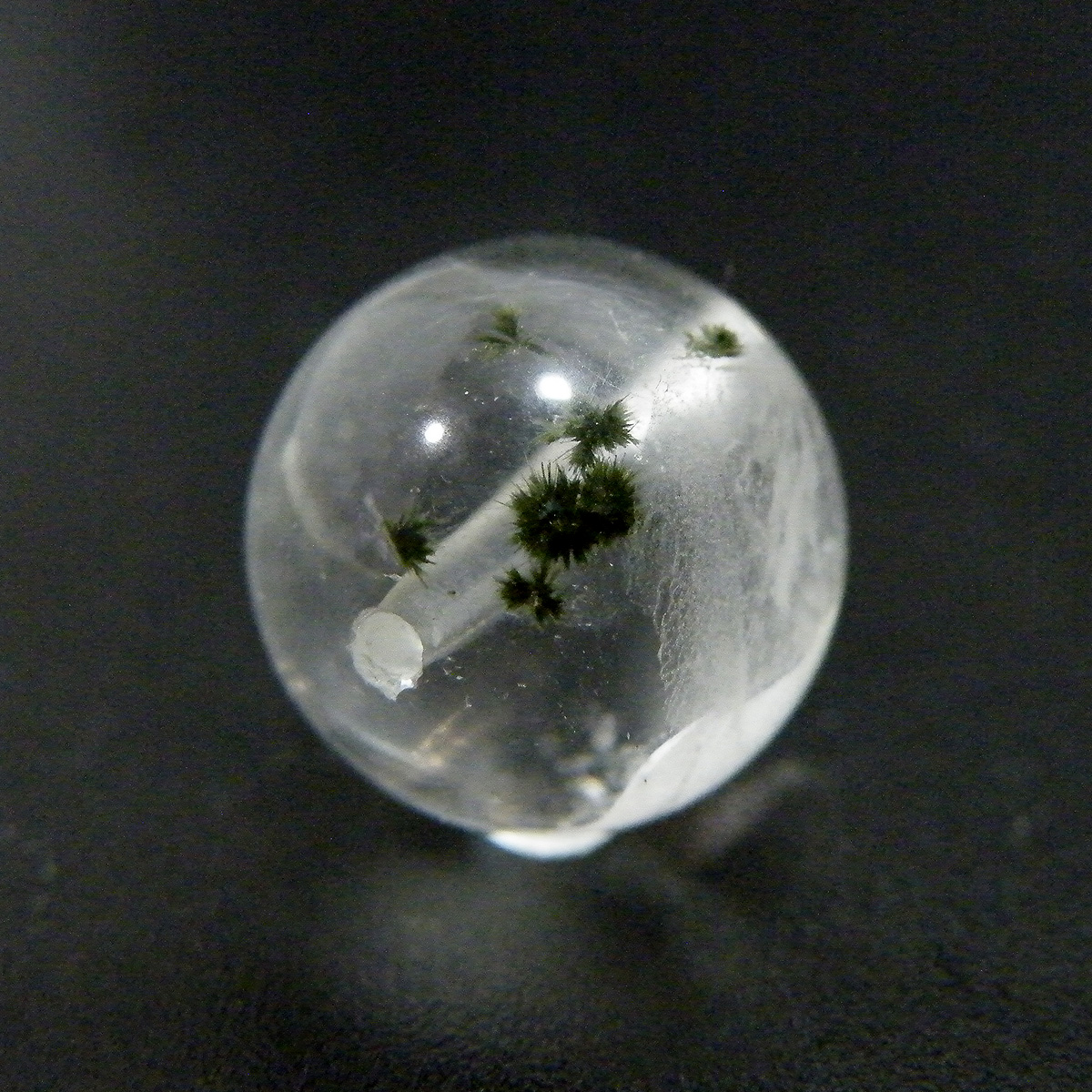 星入り水晶(Hollandite in quartz)