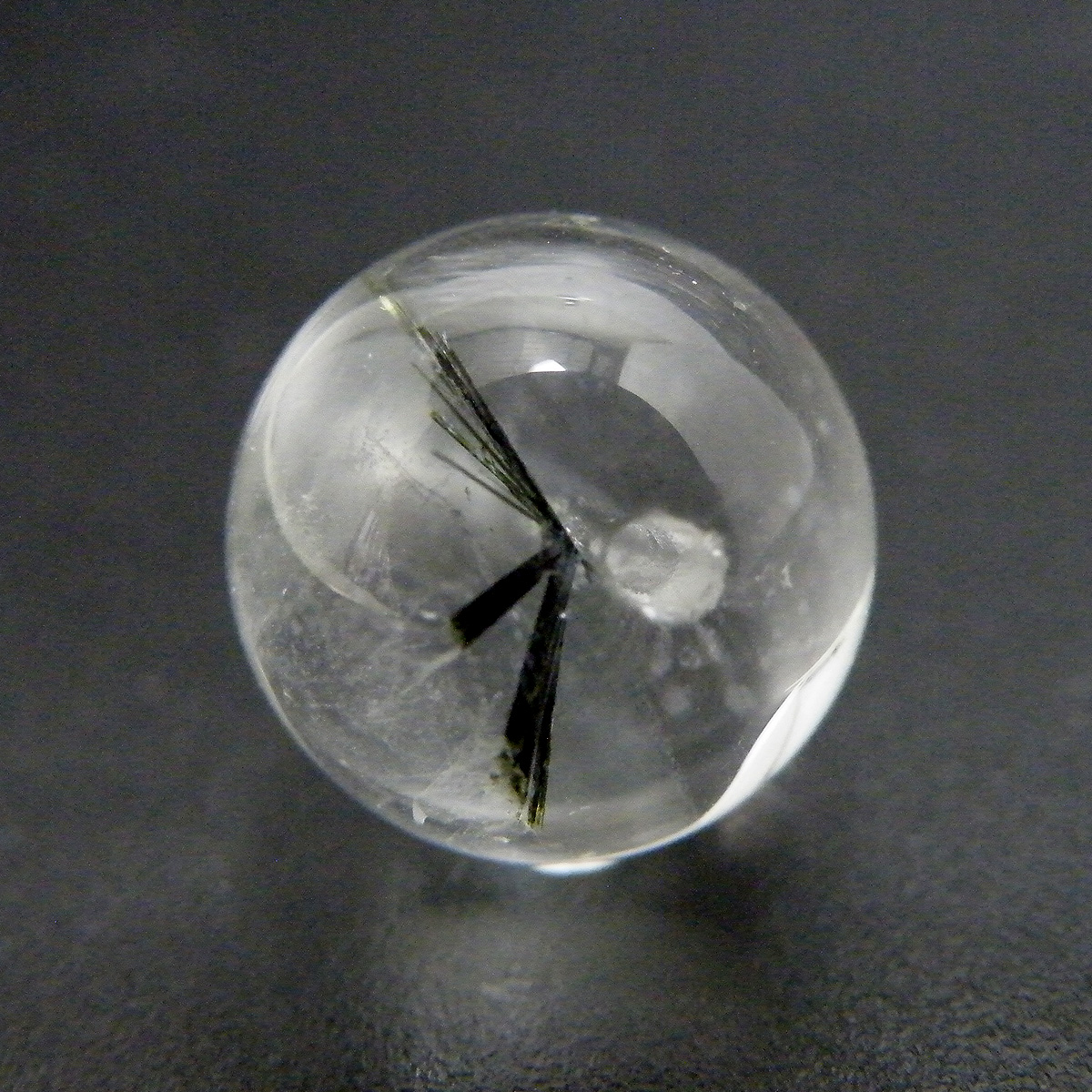 星入り水晶(Hollandite in quartz)