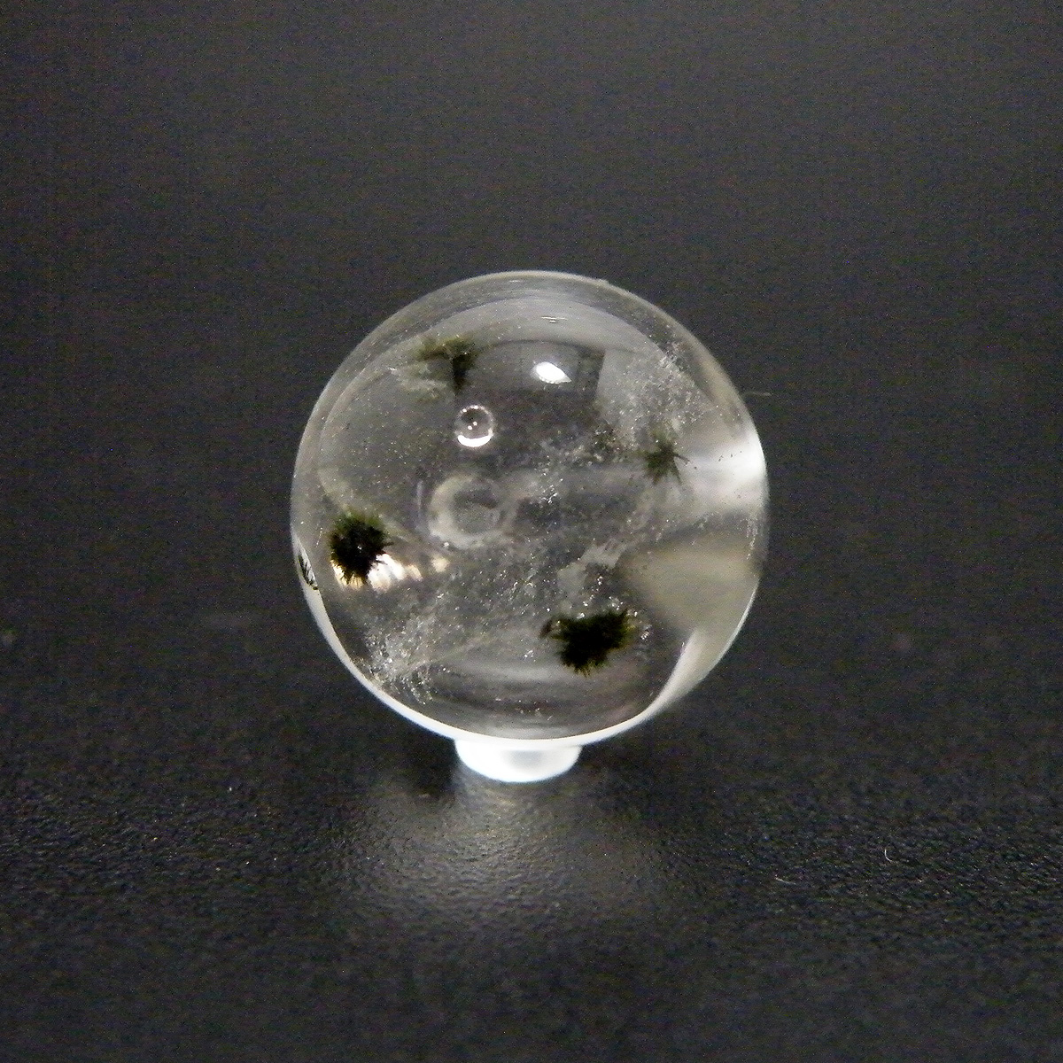 星入り水晶(Hollandite in quartz)